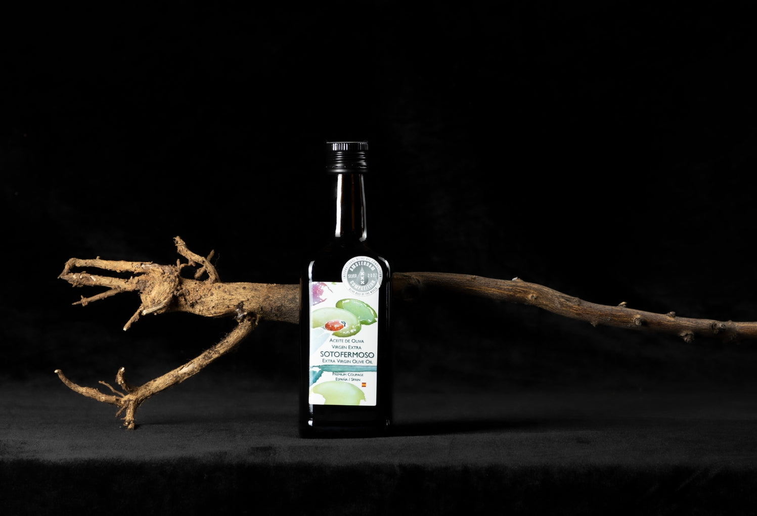 Aceite Sotofermoso Olivar cultivo sin pesticidas ni fertilizantes. Cosecha temprana equilibrio entre aceitunas verdes y en envero. Mezcla única estable de variedades (coupage): Manzanilla Cacereña, Arbequina y Verdial.